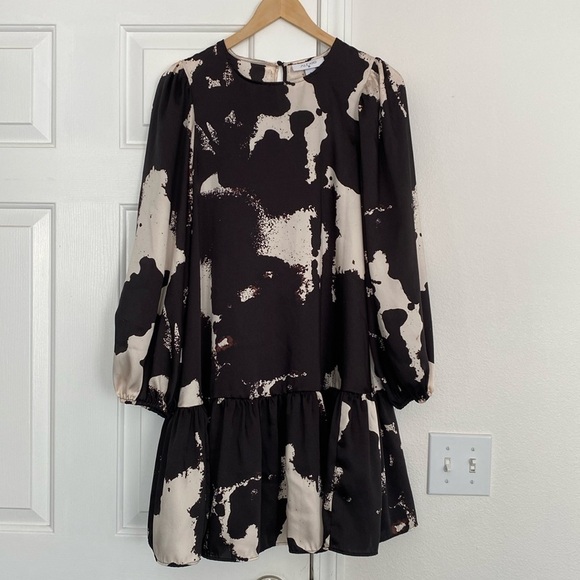 Alexis for Target black and cream balloon sleeve dress. - Picture 1 of 14